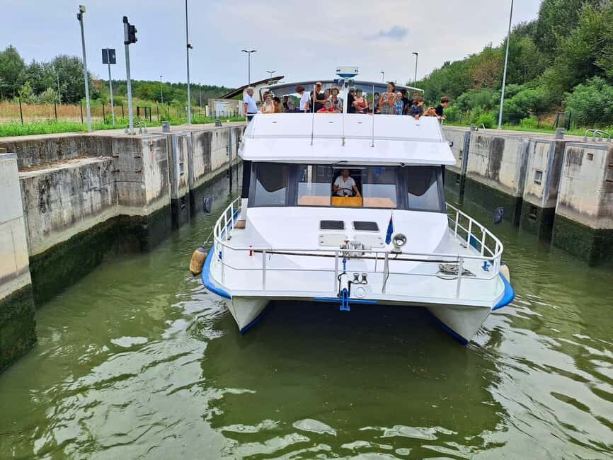Mantua: Boat trip with a tour guide from the park to the port with the water lift - The Guide and the Experience