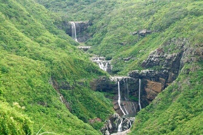 Mauritius Hiking : Tamarind falls ( 7 waterfalls) - The Experience of Guided Hiking in Mauritius