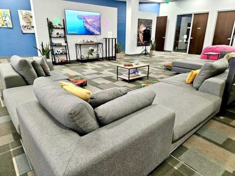 Miami: Cruise Line Lounge Access + Luggage Storage - Ample Amenities for Comfort and Productivity