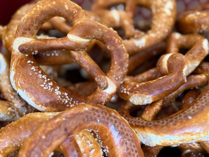 Munich: Viktualienmarkt & Altstadt Food Tour - Detailed Breakdown of the Itinerary