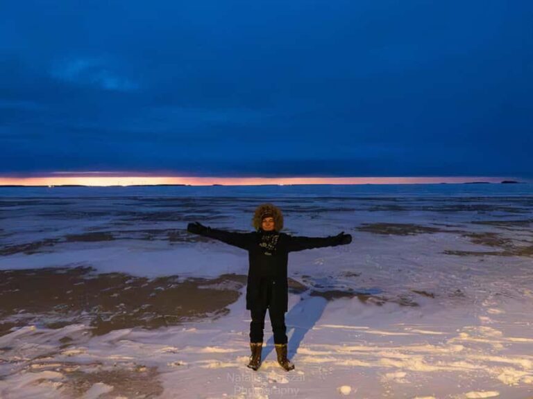 Oulu: Guided Night Walking Tour with Northern Lights Hunting - A Walk Through the Experience