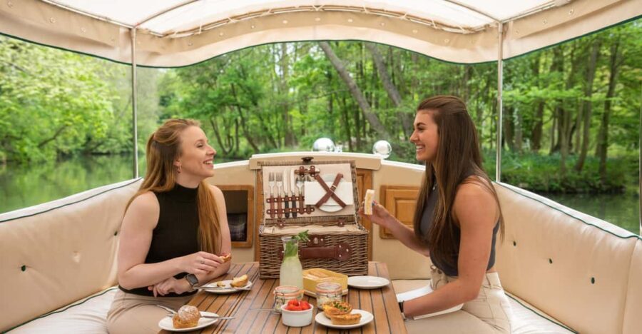Oxford: Scenic Sightseeing Cruise with Gourmet Picnic - The Guides and Crew: Personal Touches That Make a Difference