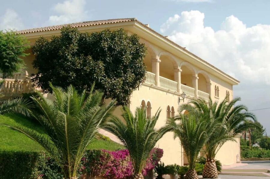 Premium Winery with 7 Tastings & Castle from Alicante and Benidorm - Who Will Love This Tour?
