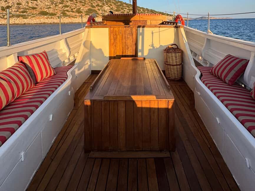 Private Cruise: Boat Tour with Seafood Lunch in Rina's Cave - Practical Tips for Booking