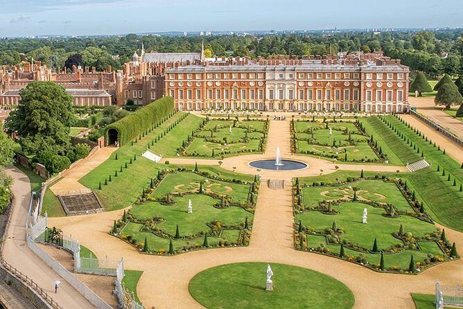 Private Vehicle To Hampton Court Palace From London With Admission Tickets - The Cost and Its Value