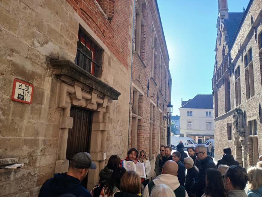 Small-Group Nostalgic Walking Tour of Bruges with praline - What Makes This Tour Stand Out?