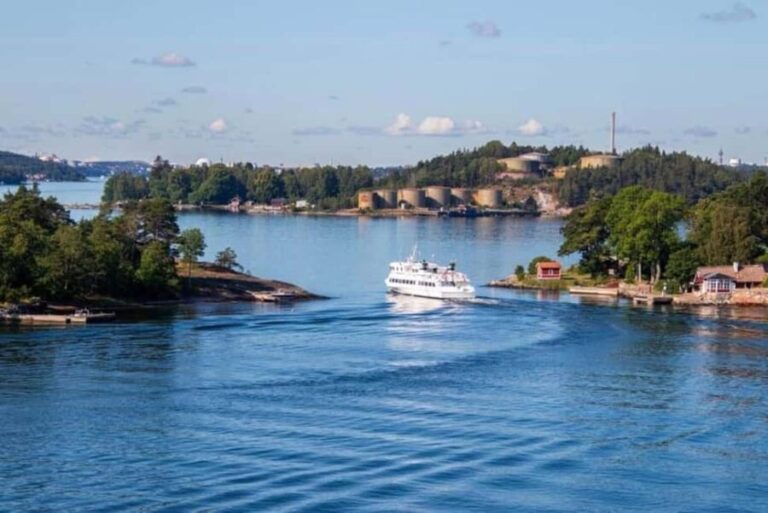 Stockholm: Guided Archipelago Boat Tour to Fjäderholmarna - The Journey to Fjäderholmarna