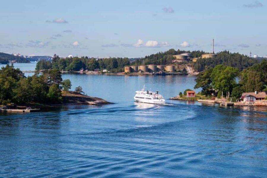 Stockholm: Guided Archipelago Boat Tour to Fjäderholmarna - The Journey to Fjäderholmarna