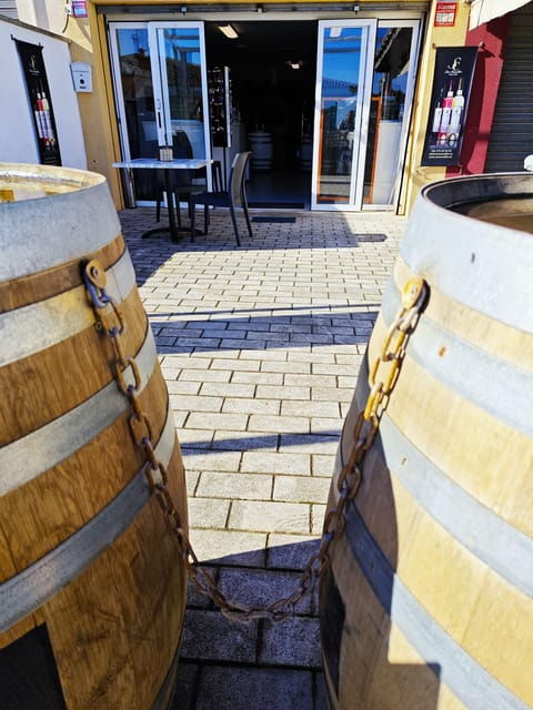 tasting-wines-from-mallorca-vinothek-cala-mandia