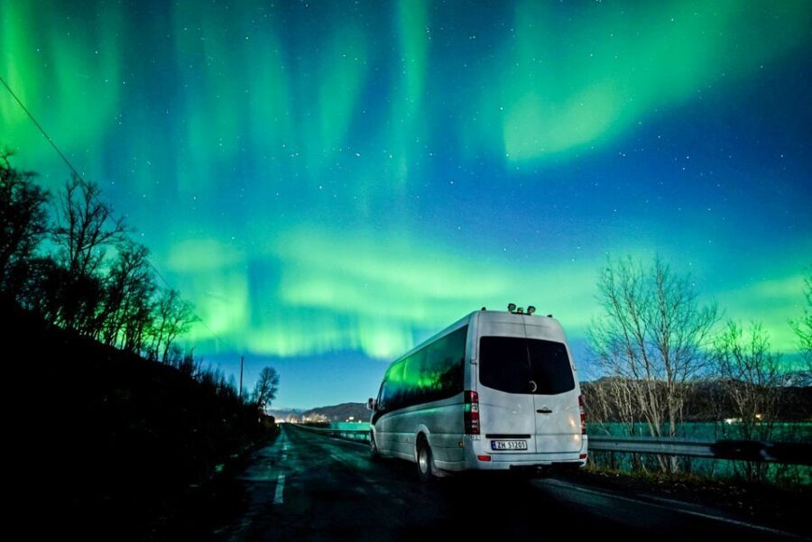 Tromsø: Northern Lights by Minibus with Photos & bodysuits - Why This Tour Is a Great Choice
