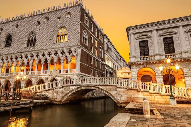 Venice: Casanova Charm Carnival Treasure Hunt - Why This Tour Works Well