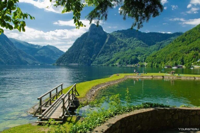 Vienna/Bratislava to Hallstatt & Salzburg: Full-Day Journey - Exploring Traunkirchen: The First Stop