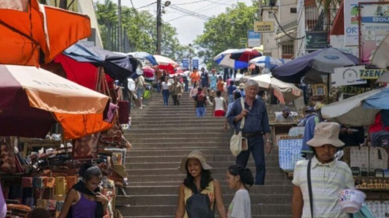 Antananarivo: Guided Tour and sunset in queen's palace - Authentic Insights from Travelers