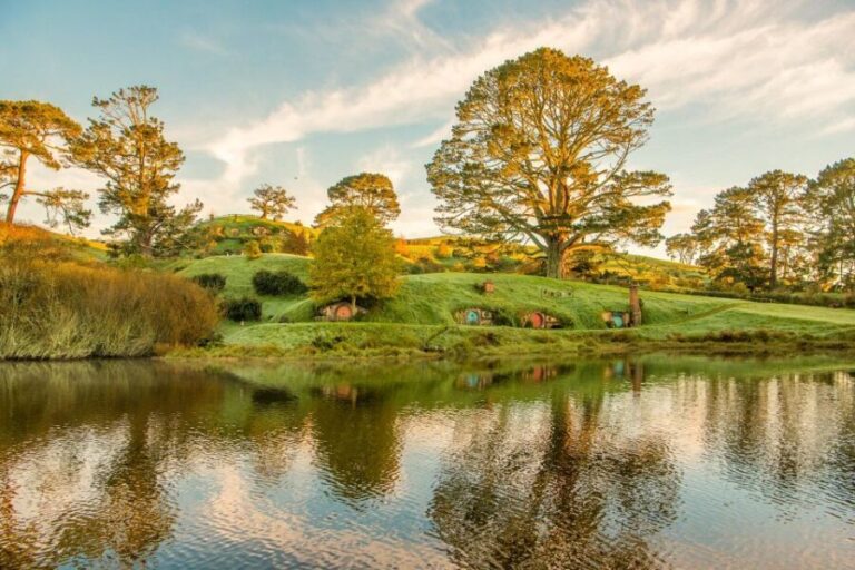 Auckland: Hobbiton Movie Set Day Trip with Festive Lunch - Arriving at Hobbiton: First Impressions