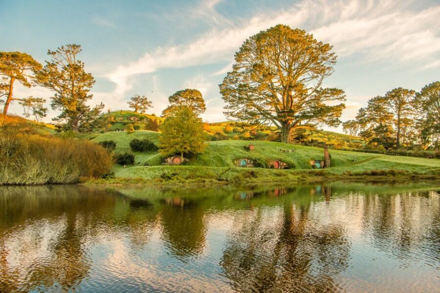 Auckland: Hobbiton Movie Set Day Trip with Festive Lunch - Arriving at Hobbiton: First Impressions