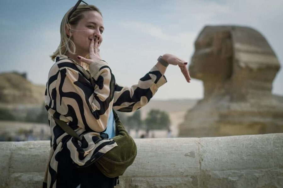 Cairo Ladies' Tour: Pyramids, Museum, Female Guide & Camel - Visiting the Pyramids and Sphinx
