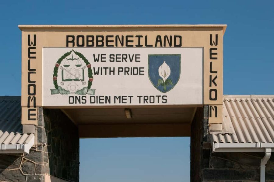 Cape Town:Robben Island,& Table Mountain private city tour - Visiting the Castle of Good Hope: South Africa’s Oldest Colonial Building