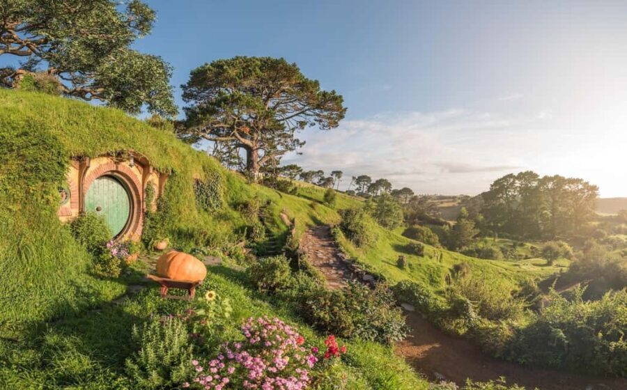 Ex Auckland: Hobbiton & Rotorua Mori Village w Hangi Lunch - First Stop: Whakarewarewa Maori Village