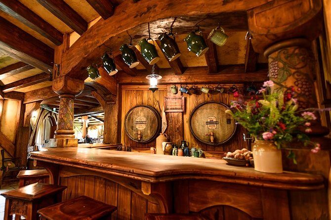 Hobbiton & Rotorua including Wai-O-Tapu - Small Group Tour from Auckland - Tirau: A Quirky Pit Stop