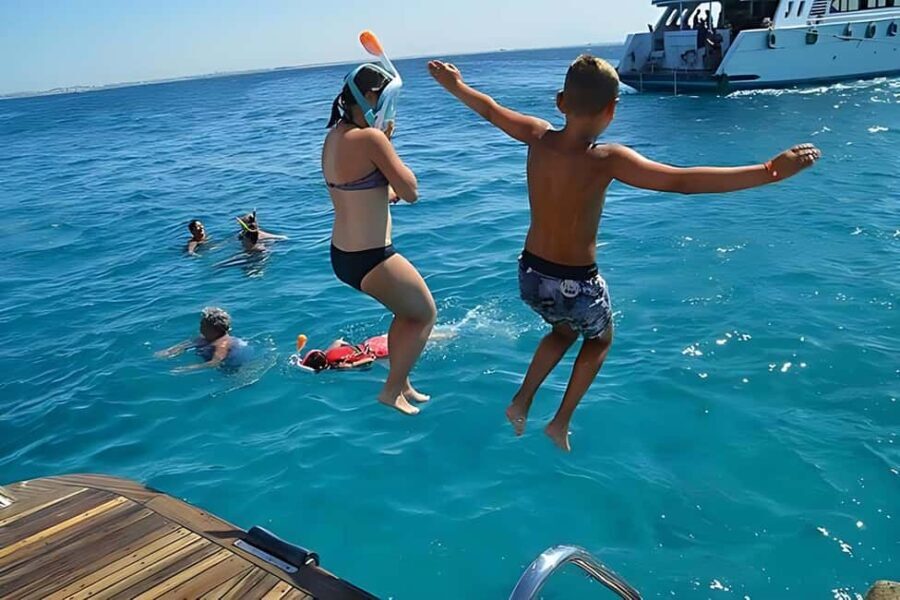 Hurghada: Dolphin Watching Boat Tour with Snorkeling & Lunch - What Makes This Tour Stand Out?