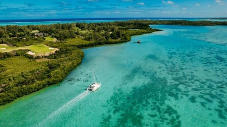 Ile Aux Cerfs Catamaran Cruise with Pick-up/Drop-off & Lunch - Who Is This Tour Best For?