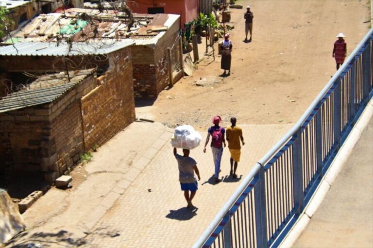 Johannesburg: Soweto Apartheid & Township Tour with Lunch - Visiting the Apartheid Museum: A Must-See