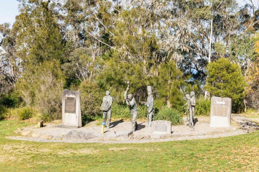 Katoomba: Lyrebird Hop-On Hop-Off and Scenic World Pass - Deep Dive into the Highlights