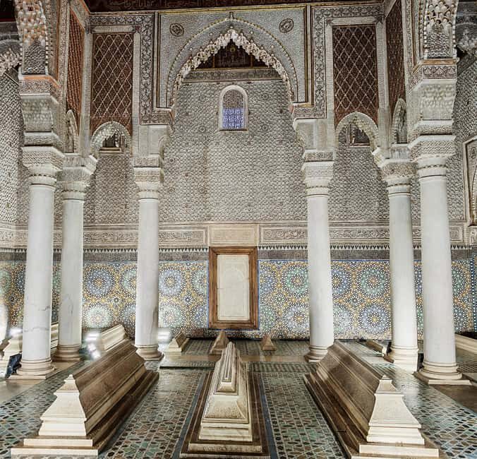 Marrakech Guided Tour: Bahia Palace, Saadian Tombs & Medina - Navigating the Vibrant Souks and Medina