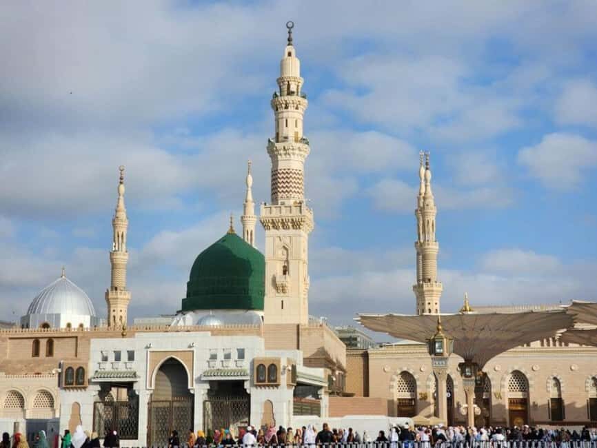 Medina Ziyarats ( Visit Holy Places) - Deepening Your Connection with Madinah’s Sacred Sites