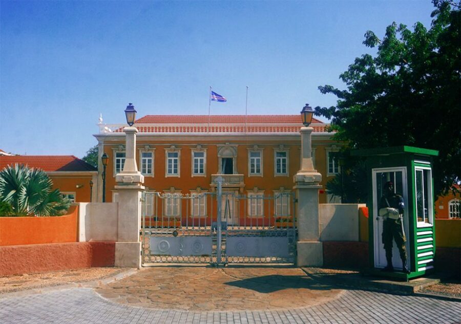Praia: Guided Historic Walking Tour & Lunch with Locals - Who Should Consider This Tour?
