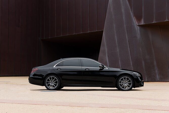 Private Chauffeur Transfer Melbourne CBD to Airport - Route Optimization and Traffic Monitoring