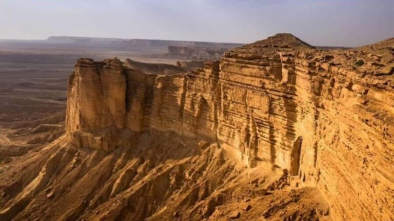 Riyadh Edge of The World and Bat Cave Visit by Bus - The Value for Money