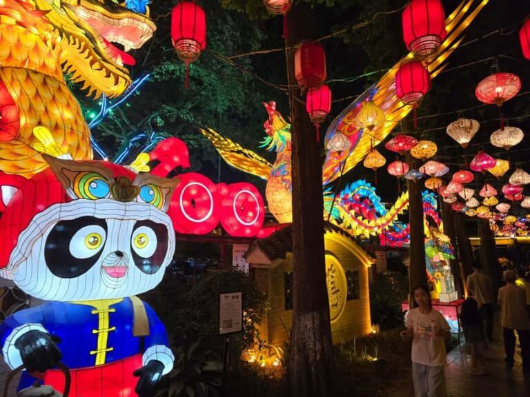 Chengdu at night - What You Can Expect from the Experience