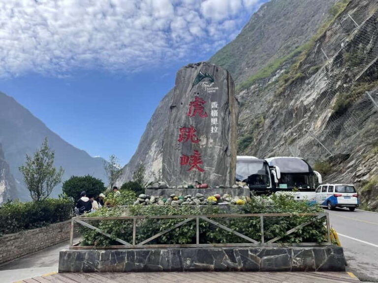 China Shangri-La Tiger Leaping Gorge : A Canyon Adventure - Tiger Leaping Gorge Scenic Spot