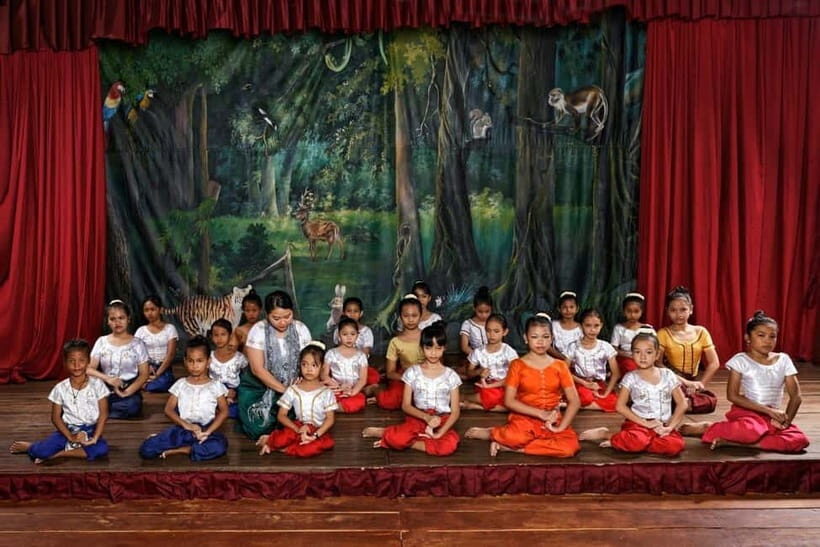 Classic Phnom Penh Full Day Tour - Exploring Wat Botumvotey and Wat Phnom