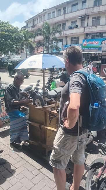 Colombo unseen walking tour taste with snacks. - Tasting Sri Lankan Flavors: Snacks, Fruits, and Refreshments