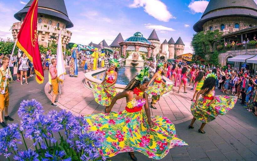 Da Nang/Hoi An: Ba Na Hills and Golden Bridge Full-Day Tour - Exploring the Golden Bridge