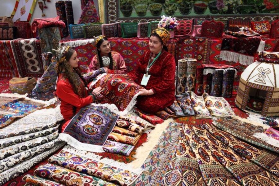 Delhi: Half day Shopping tour with guide by car. - The Itinerary Breakdown