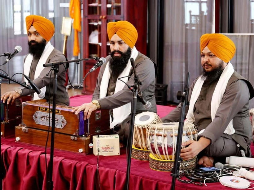 Delhi: Private Half-Day City Tour by Car with Water - Morning Begins at Gurudwara Bangla Sahib