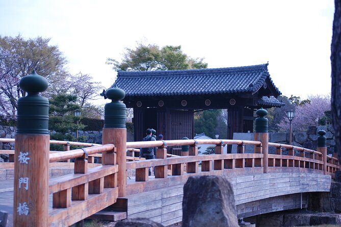Explore Himeji Castle a Guided Walking Tour - The Experience of a Guided Tour at Himeji Castle