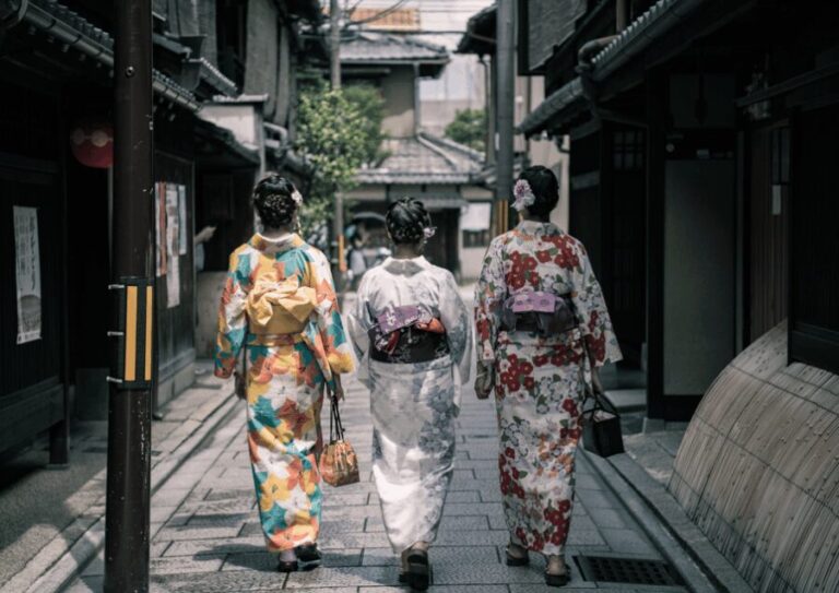 Gion Walking Tour, Geisha Show and Japanese Game in Kyoto - A Closer Look at the Tour: What to Expect