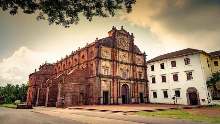 Goa: Baga Beach & The Basilica of Bom Jesus Highlights Tour - Transportation and Guide Experience