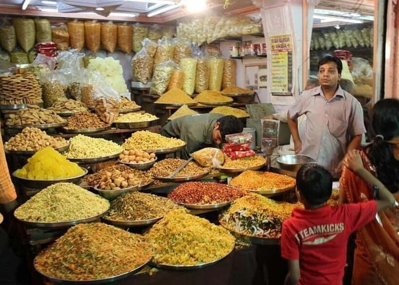 Jaipur: Guided History Walking Tour with Food Tasting - Itinerary Breakdown