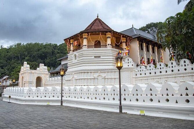 Kandy City Sightseeing and Ambuluwawa Tower by Tuk Tuk Tour - Why This Tour Works