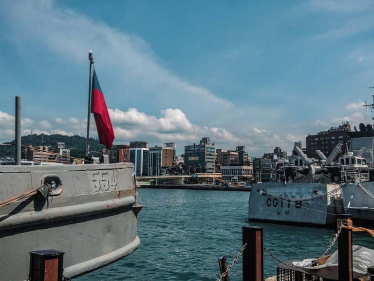 Keelung: Guided Walking Tour with Snacks and Drink - Markets and Local Flavors