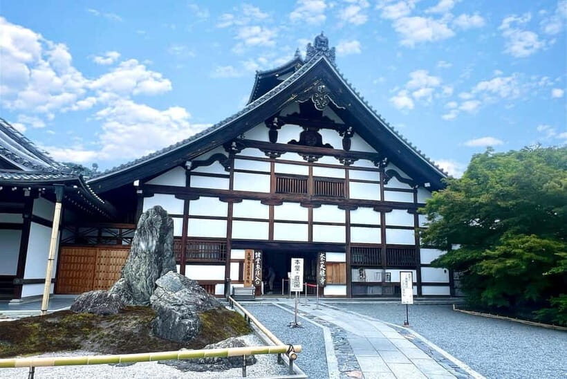 Kyoto: Arashiyama Bamboo Forest and Garden Views Tour - A Wildlife Encounter at Iwatayama Monkey Park