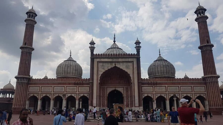 Old Delhi Tour on Luxurious Rickshaw with Wireless Headset - Food Sampling and Cultural Encounters