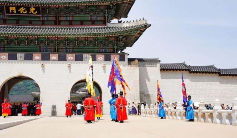 Seoul: Gyeongbokgung, Lotte Tower & Gangnam Trendy Day Tour - Gwanghwamun Square & the Blue House