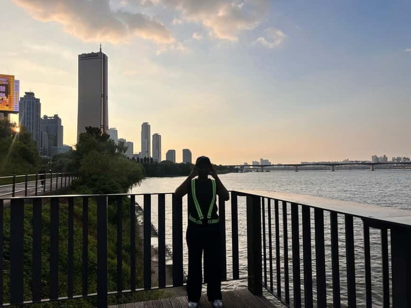 Seoul: Han River Sunset Bike Tour with Rainbow Fountain Show - Witnessing the Rainbow Fountain Show