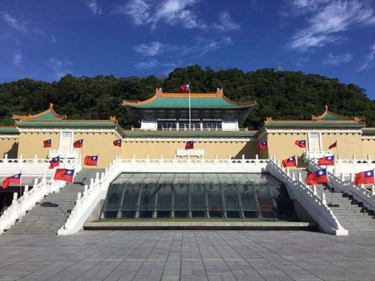 Taipei: Morning City Tour with National Palace Museum Entry - The Guide and Commentary